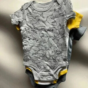 Carters brand new 3 pack‎ onesies